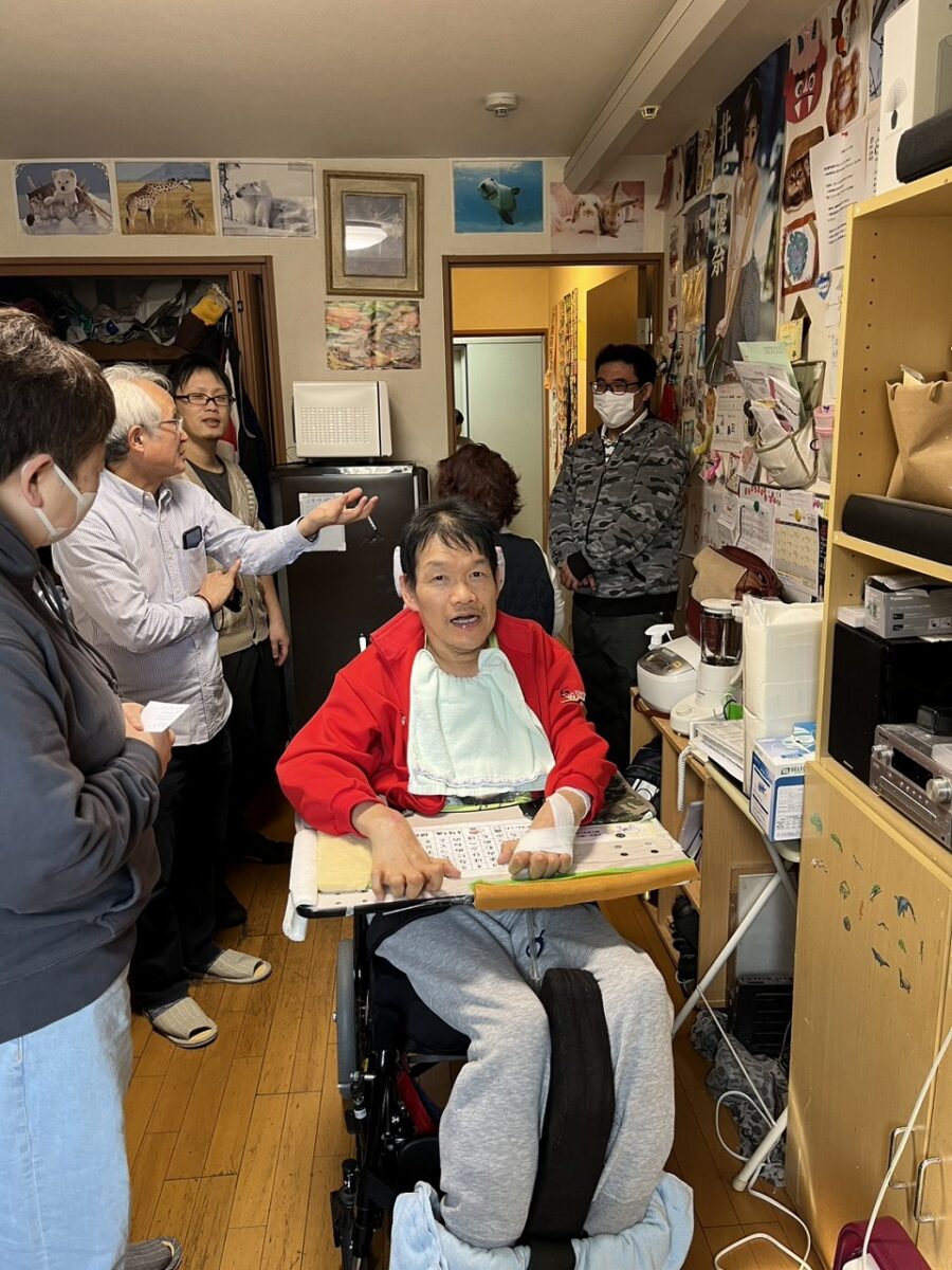 グループホームの利用者の部屋の中で説明